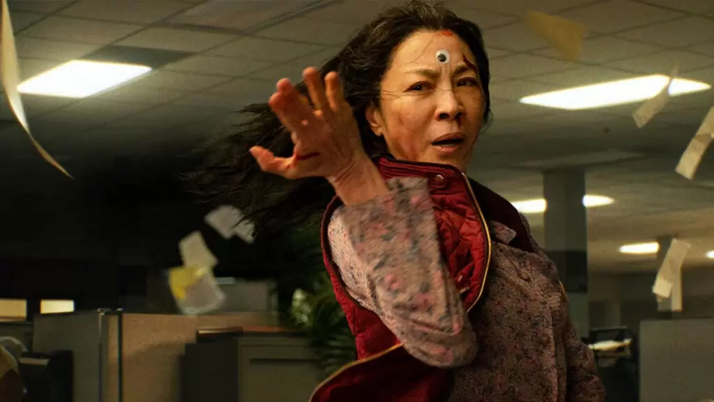 cena do filme"Tudo em todo lugar ao mesmo tempo", do est&uacute;dio A24