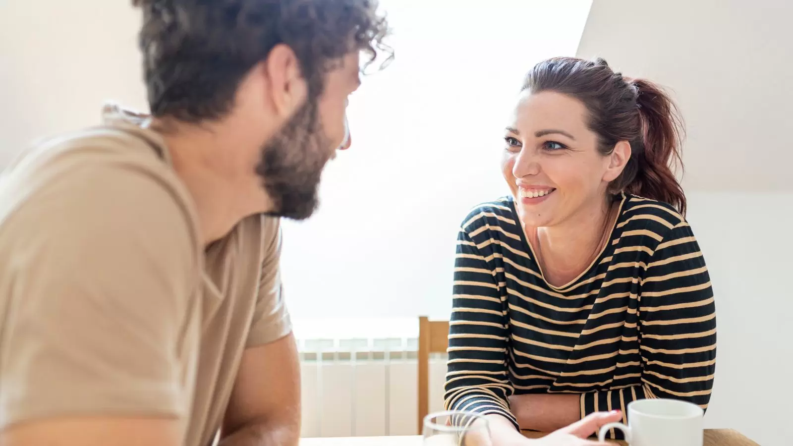 Homem e mulher conversando