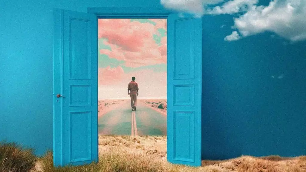 Homem em porta aberta para estrada