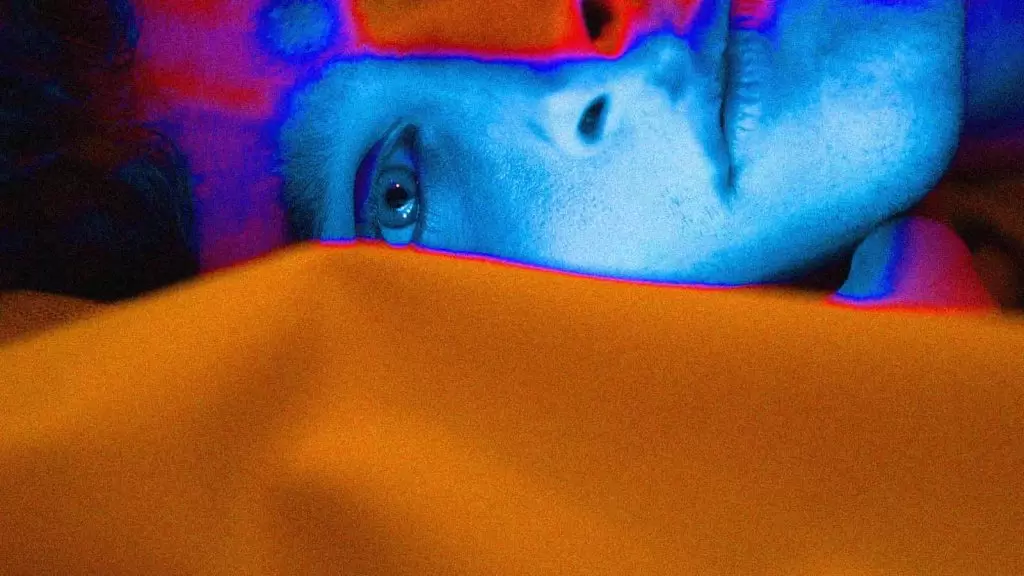 rosto de pessoa tentando dormir