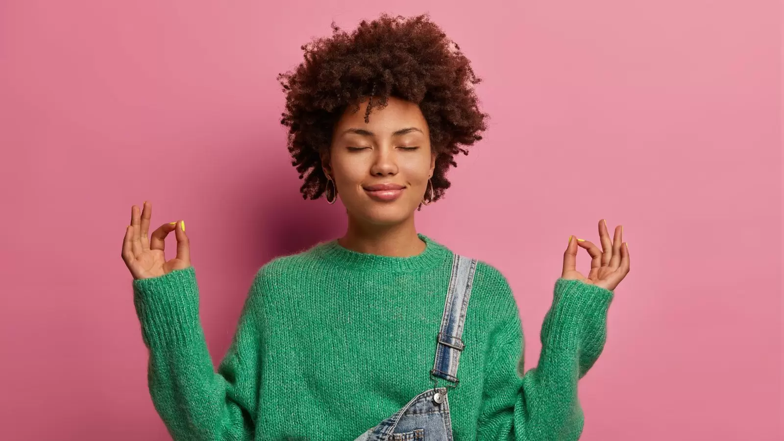 pessoa negra de casaco verde meditando