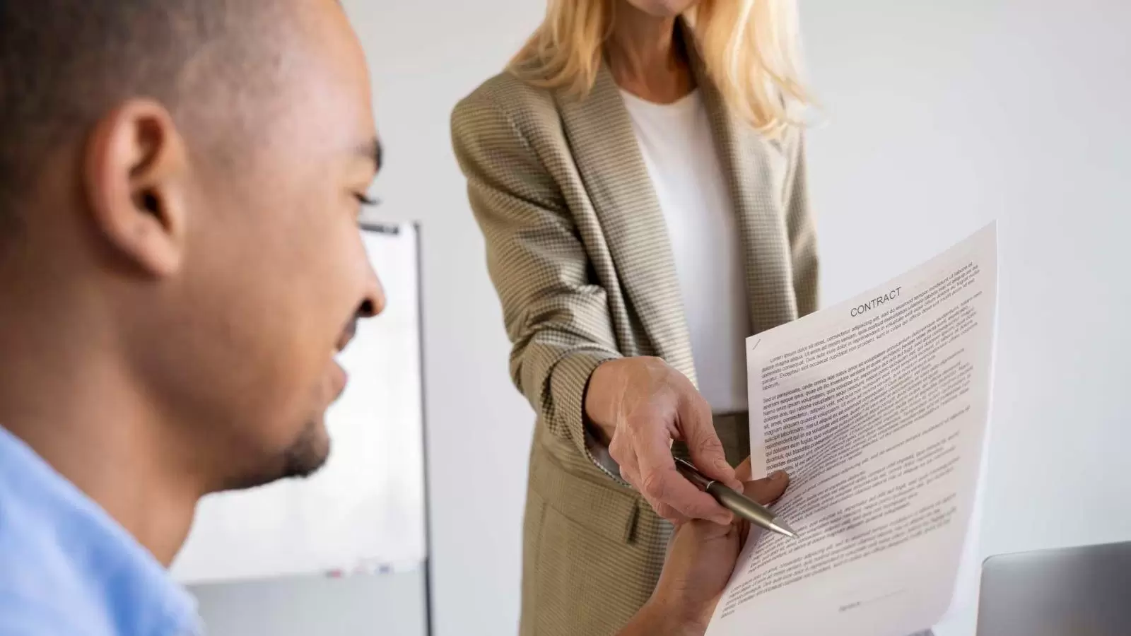 Mulher entregando documento