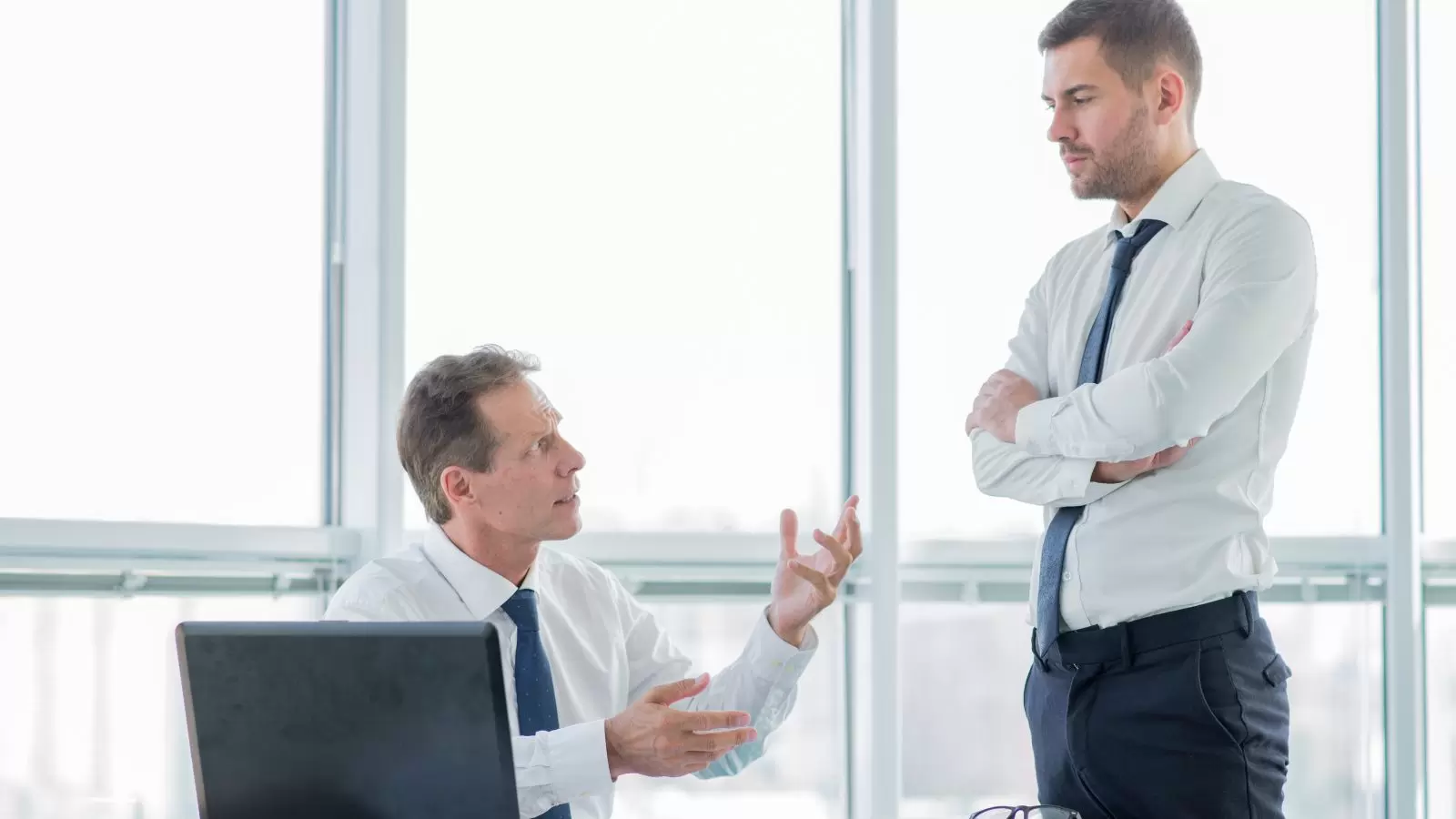 Chefe e funcionário conversando