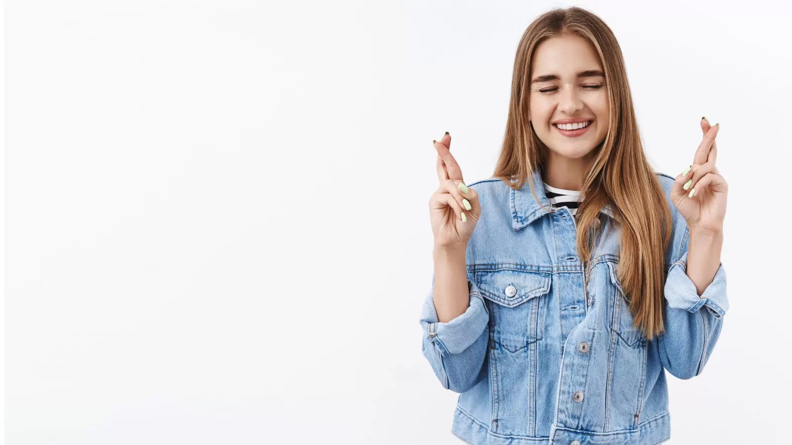 mulher loira cruzando os dedos