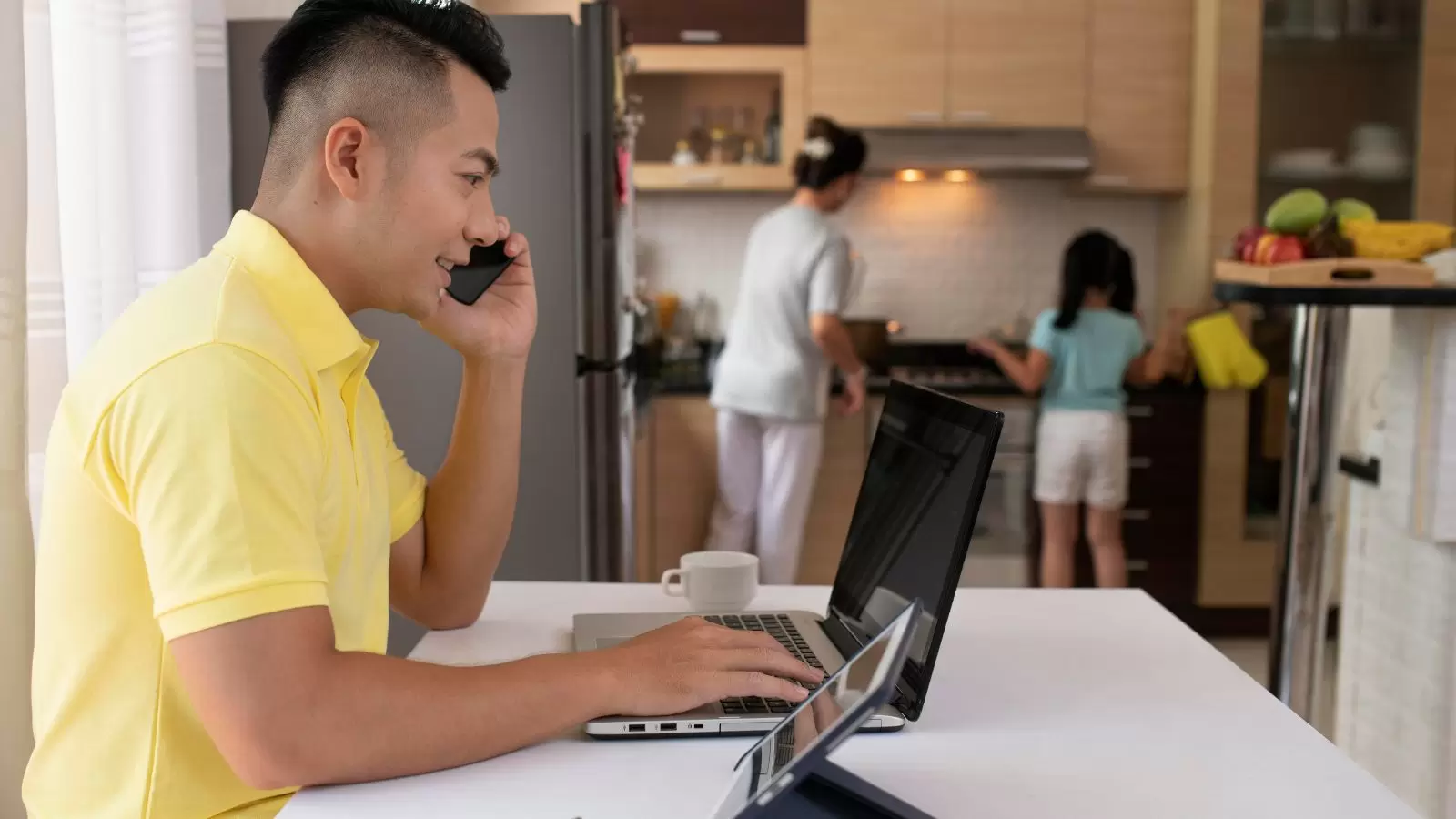 Homem trabalhando em Home Office