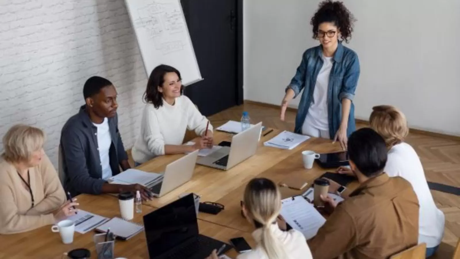 pessoas em uma reunião