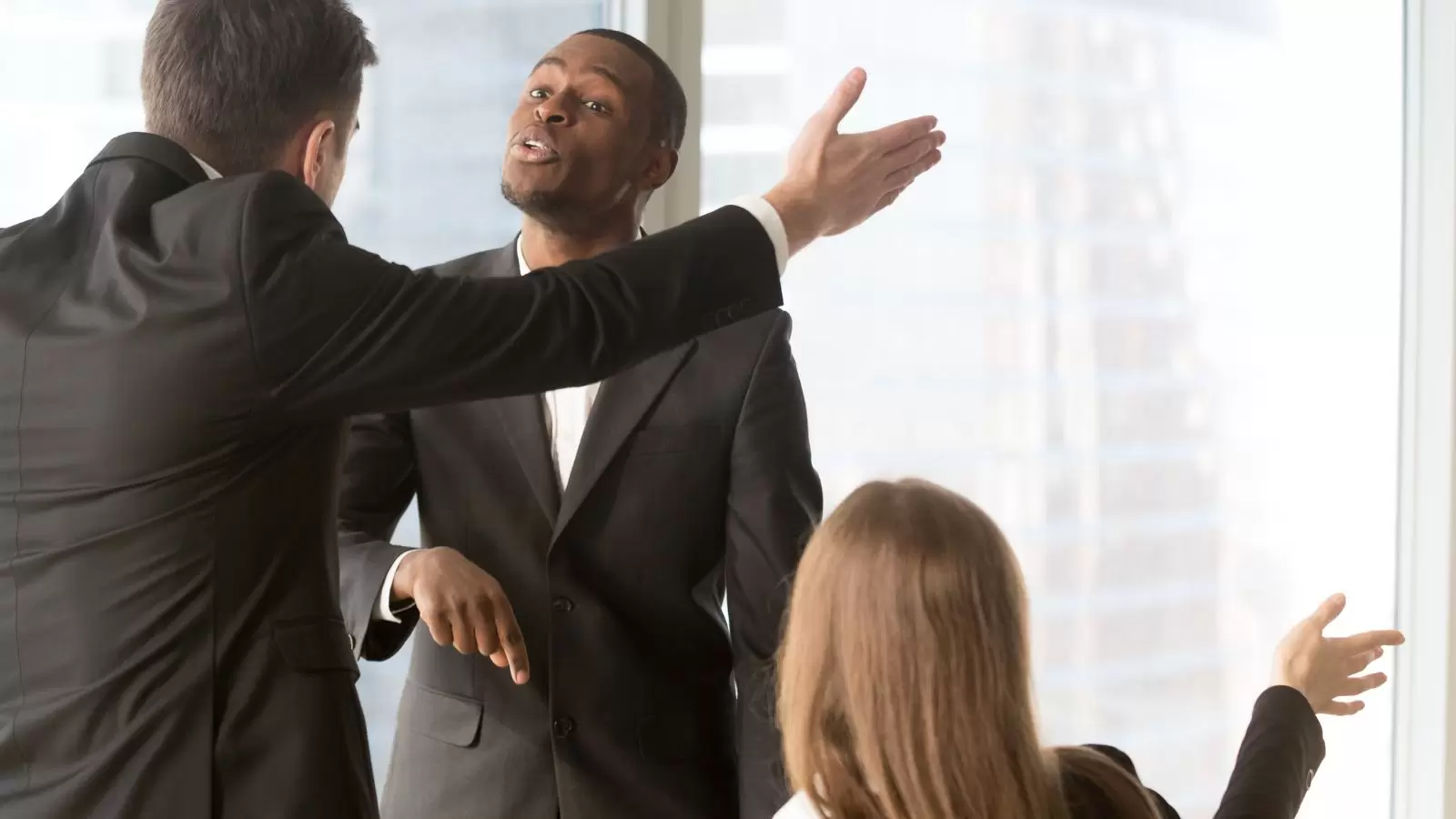 Chefe discutindo com funcionário