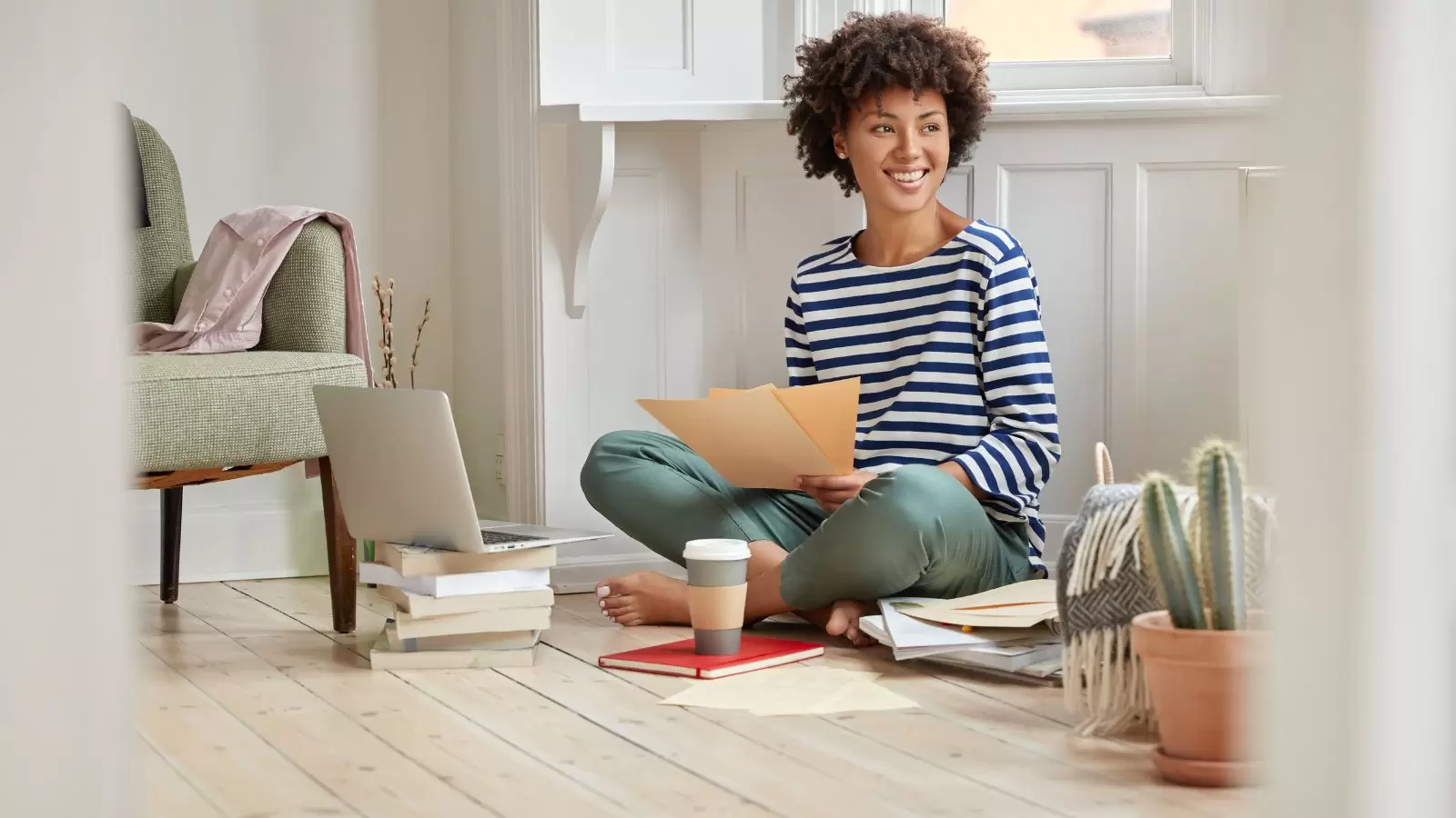 Mulher negra sentada no chão