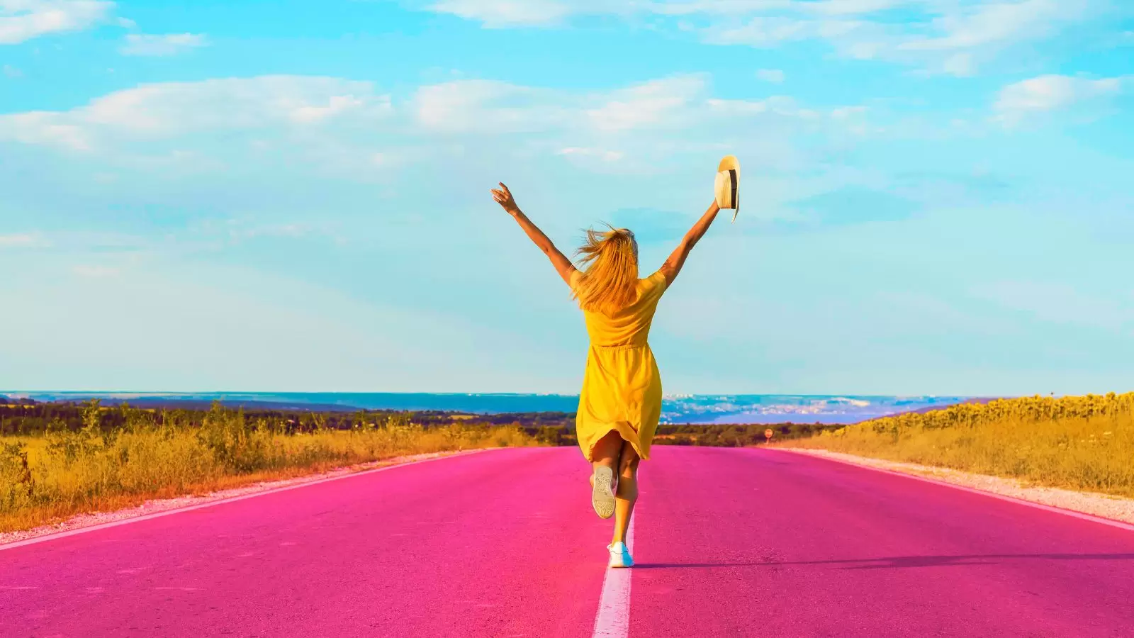 Mulher correndo em estrada rosa