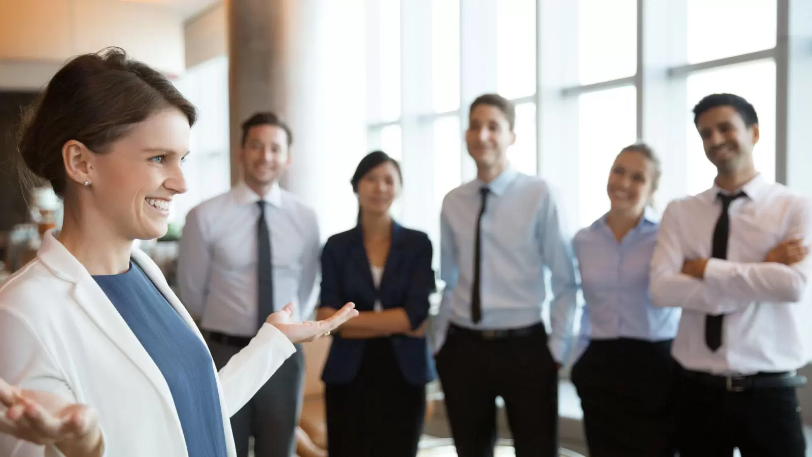 Mulher de negócios sorrindo para a equipe
