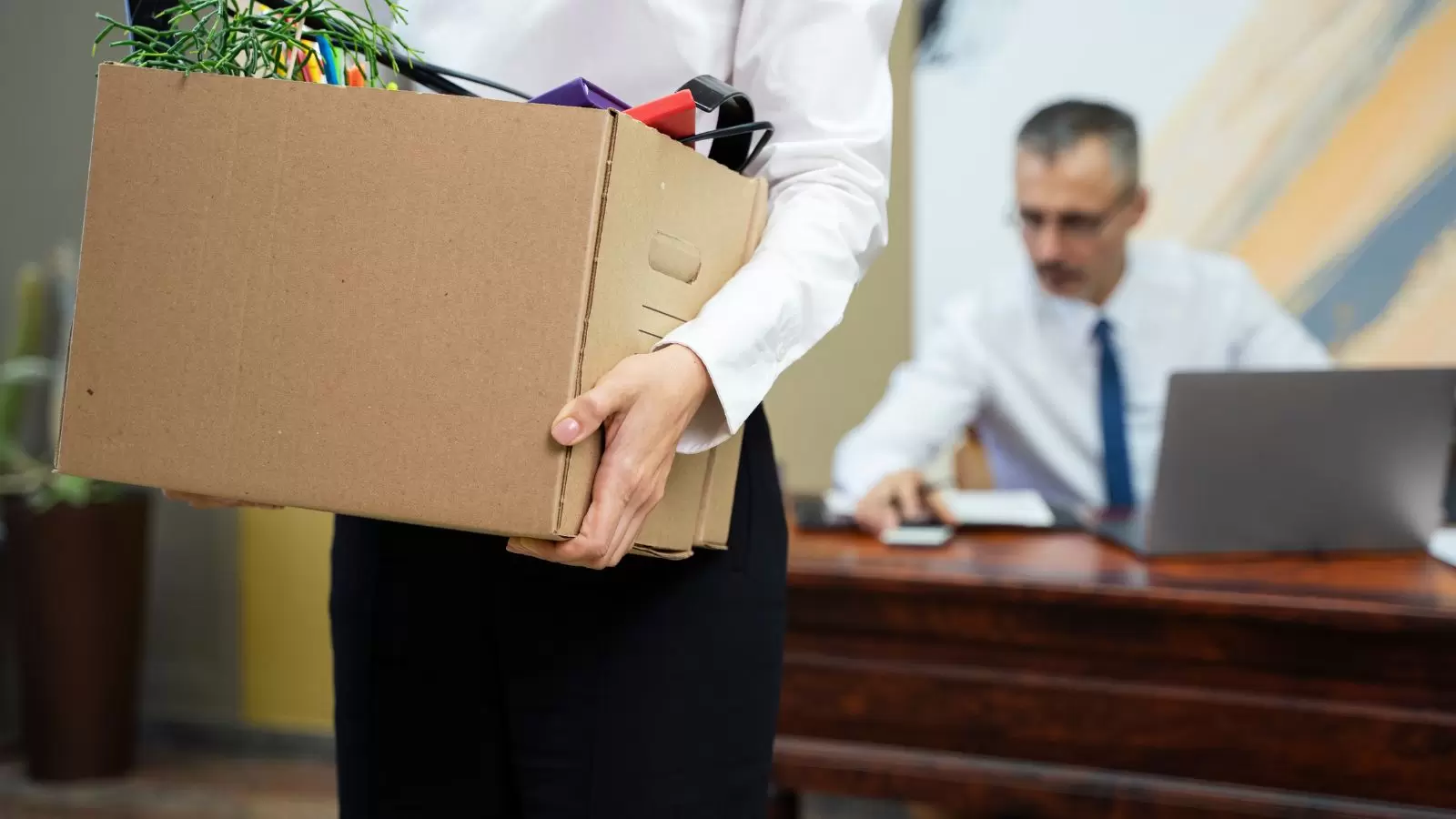 Pessoa sendo demitida