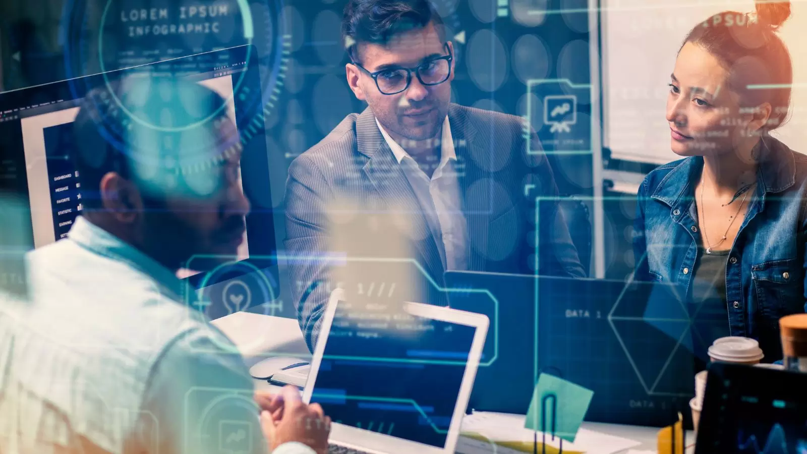 Pessoa trabalhando html no computador