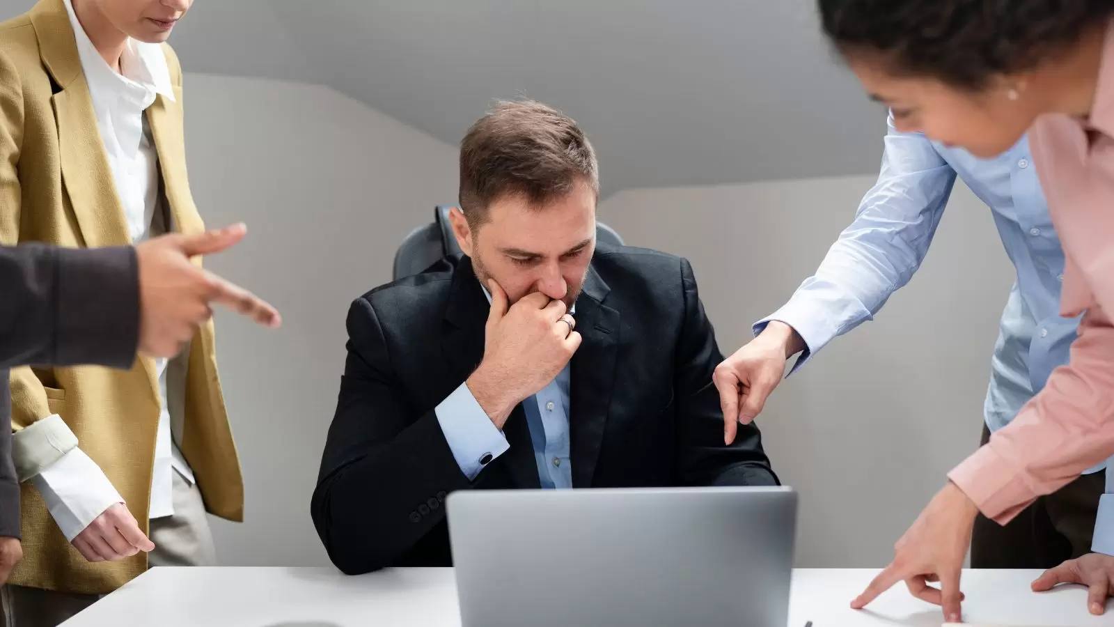 Homem trabalhando com colegas pedindo atenção