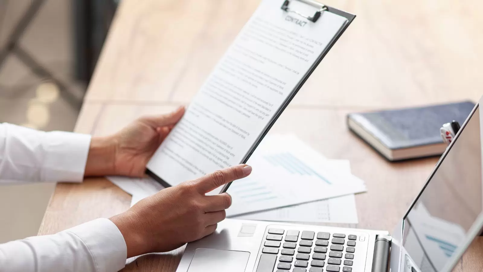 Pessoa montando currículo com auxílio do ChatGPT