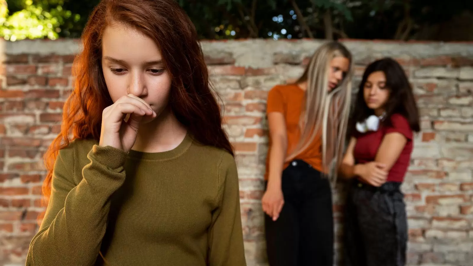 Adolescentes ao fundo criticando garota