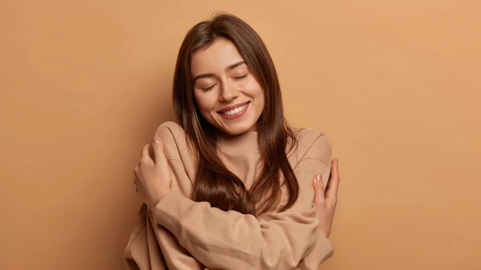 Mulher se abraçando