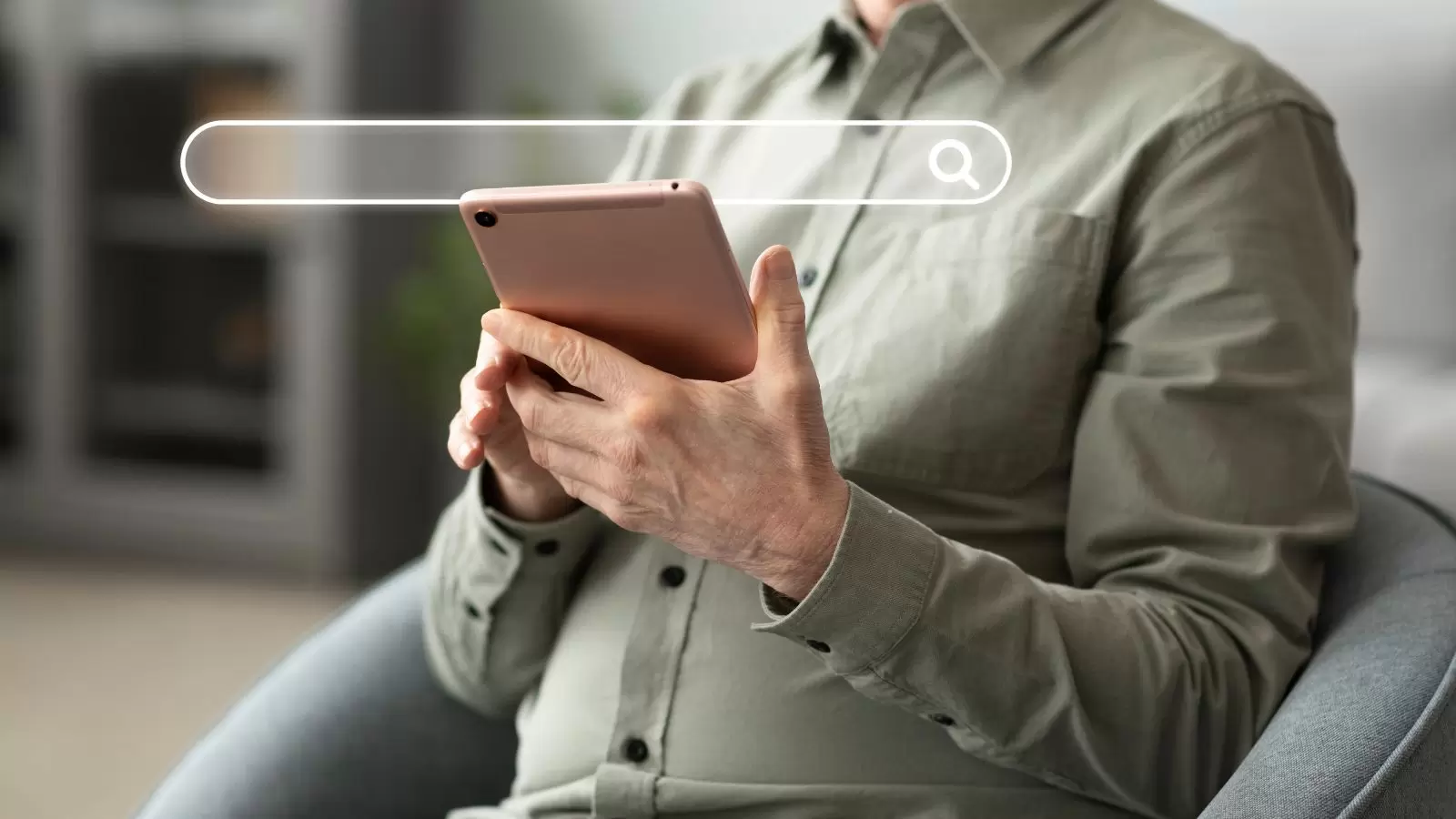 Pessoa segurando tablet com barra de pesquisa aberta