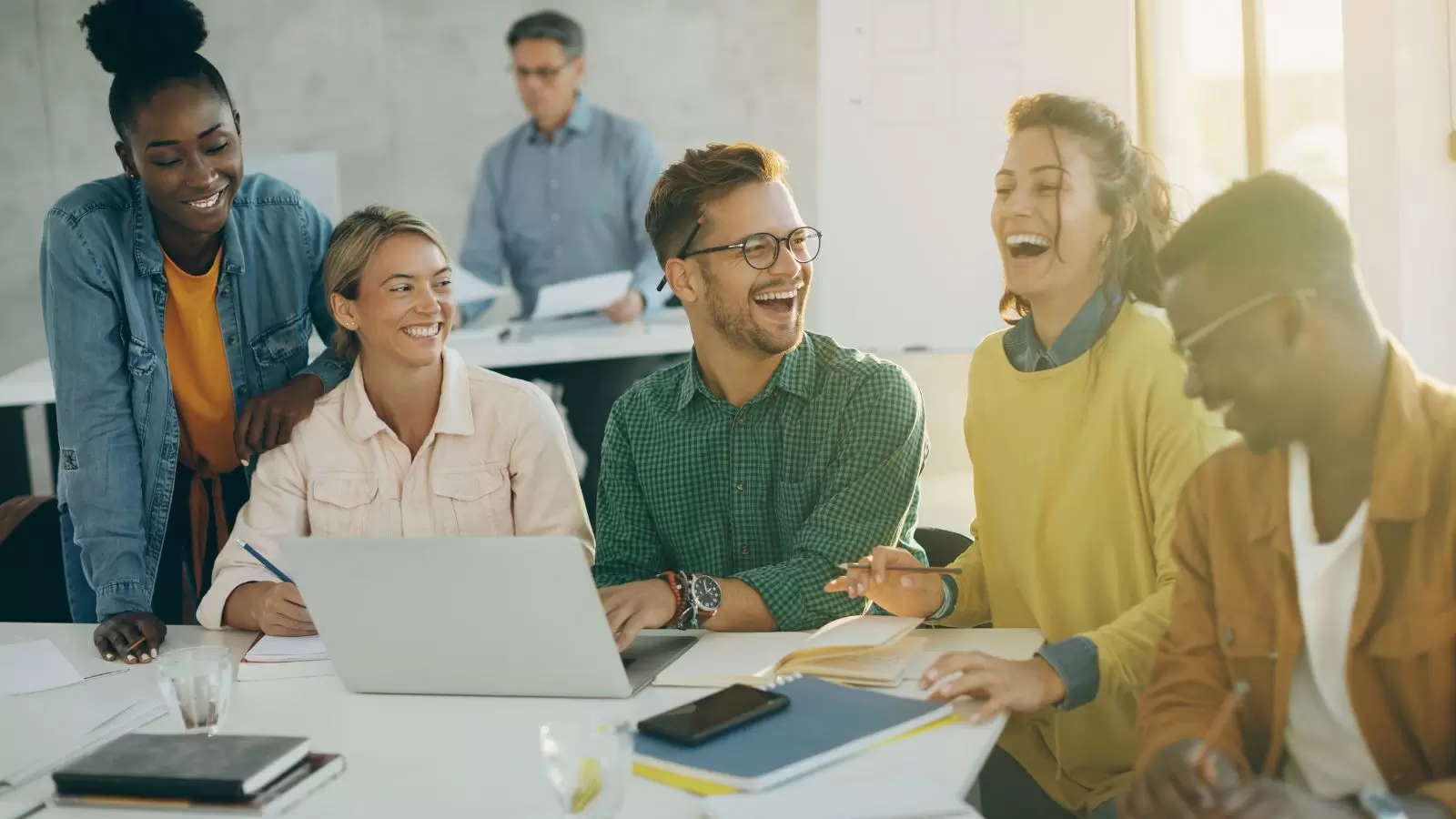 pessoas felizes trabalhando