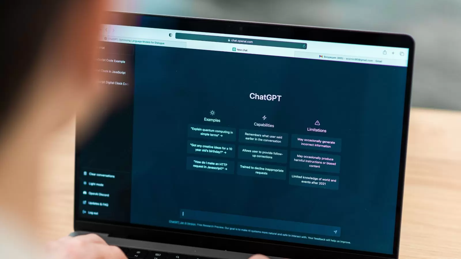 Bate-papo ChatGPT aberto no laptop