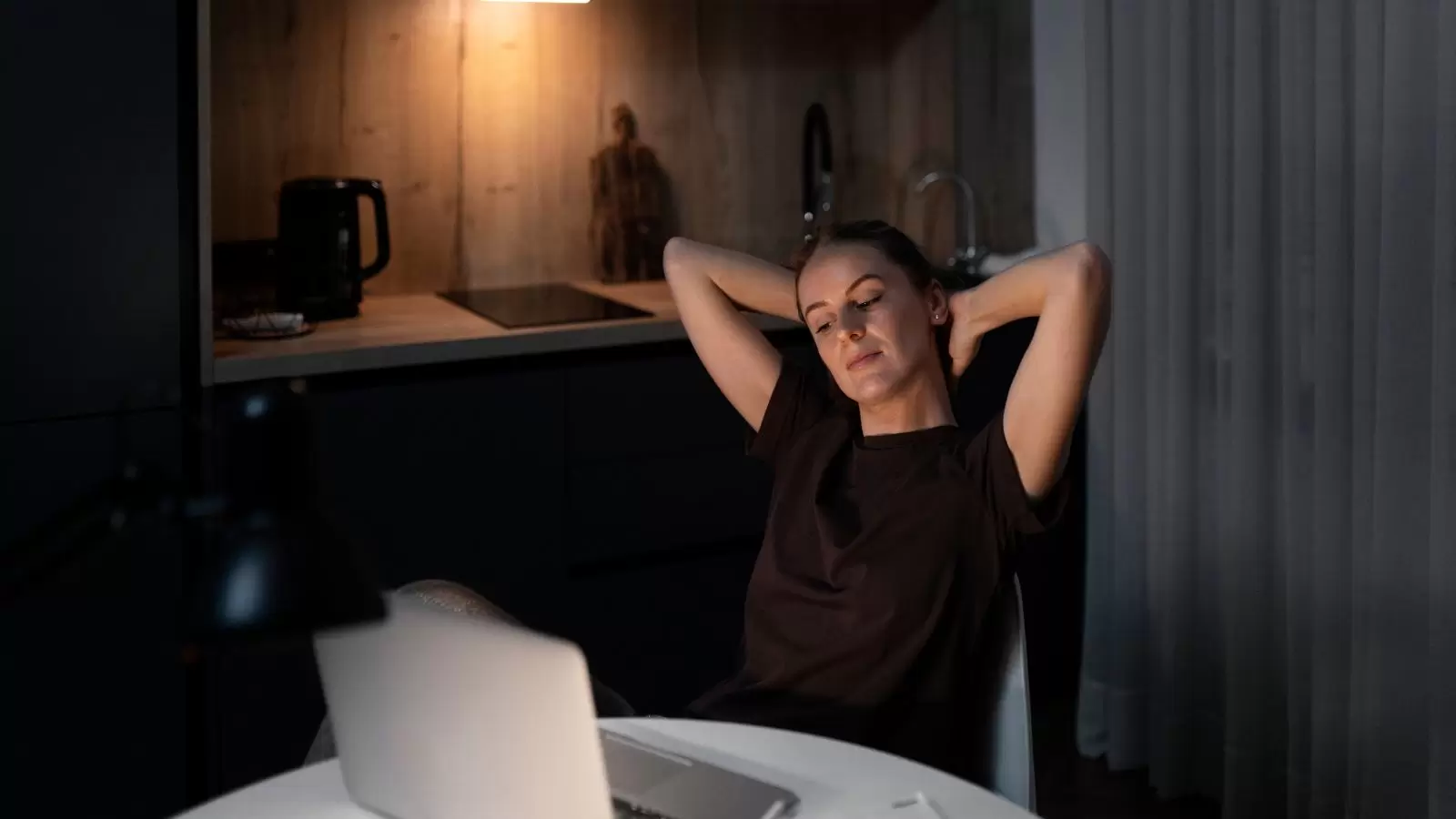 mulher esperando o chatgpt funcionar