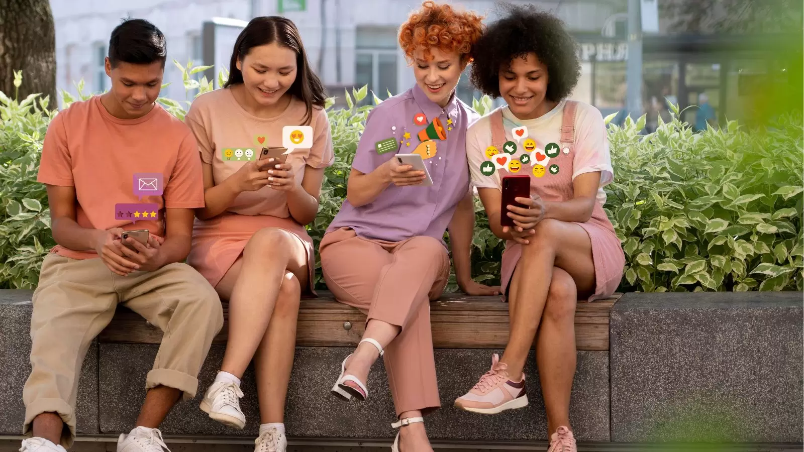 Pessoas mexendo no celular