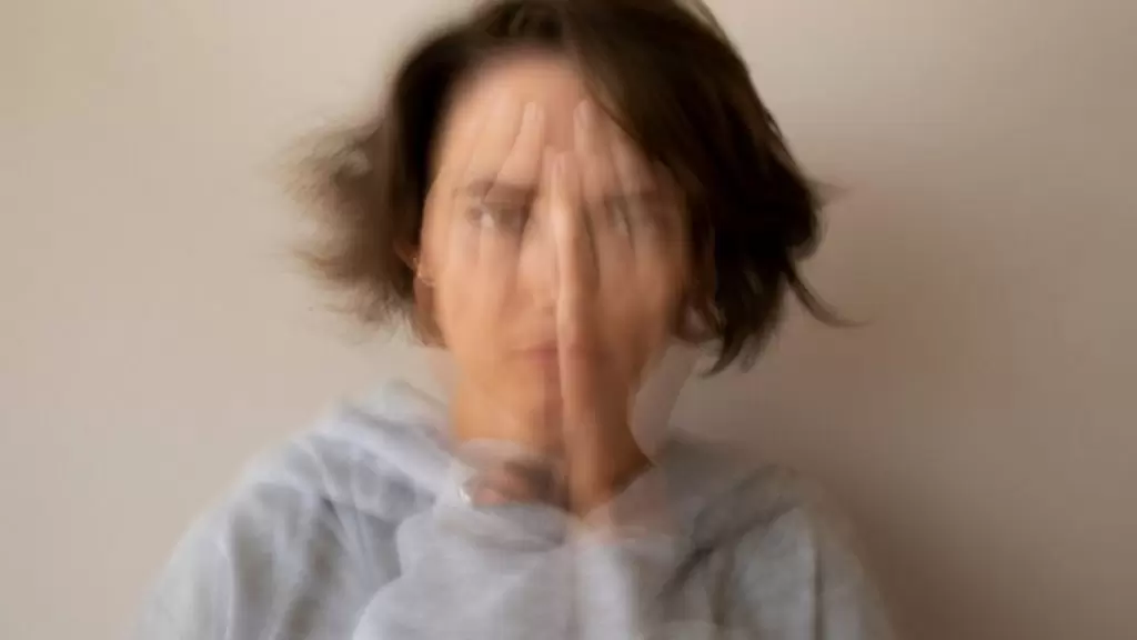 Mulher com duas faces em longa exposi&ccedil;&atilde;o