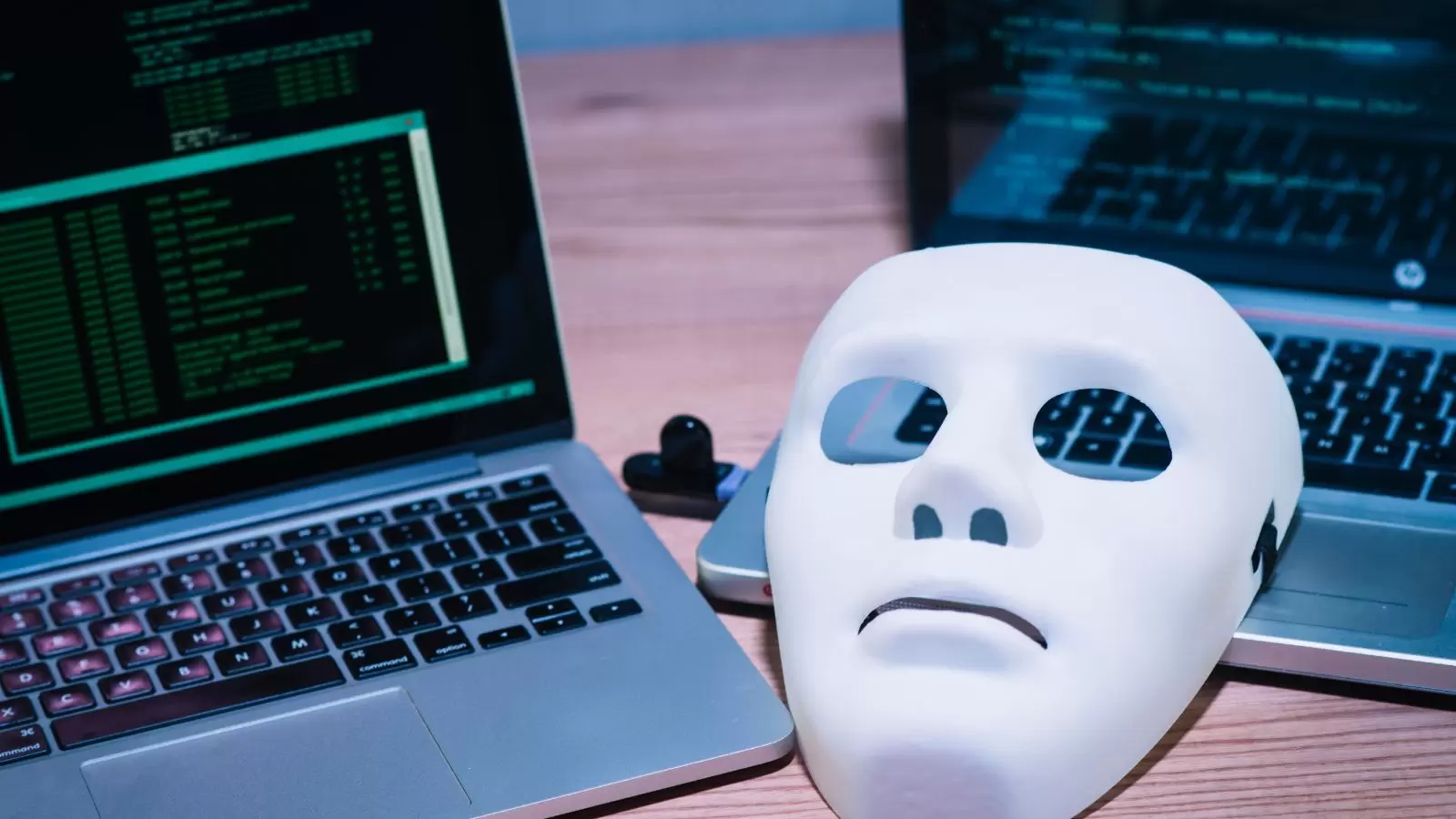 Máscara de hackers e laptop