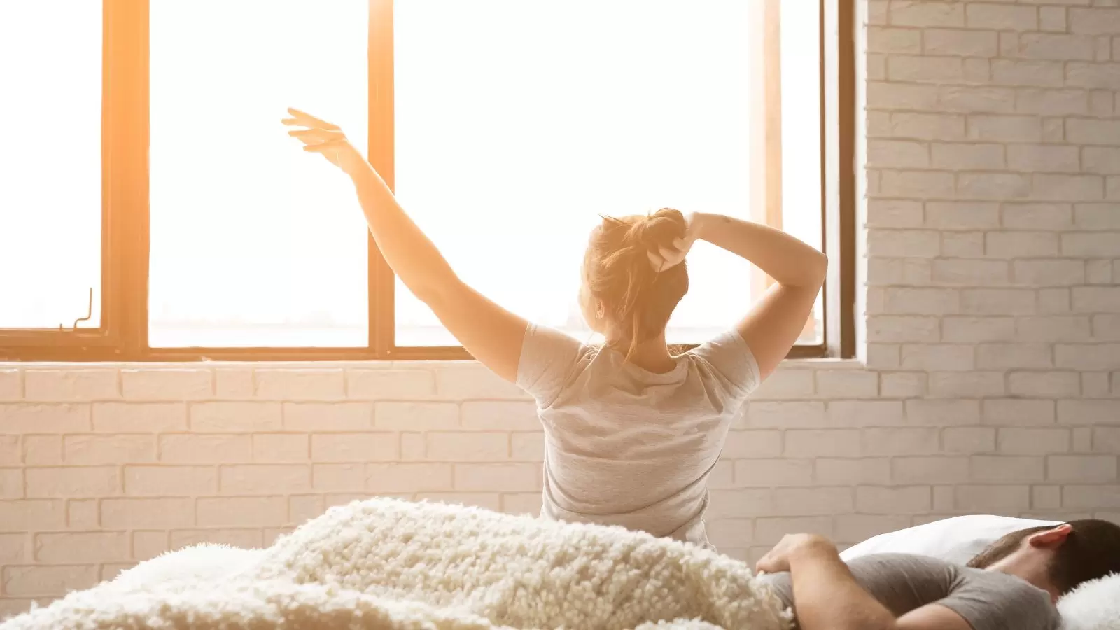 Mulher despertando de manhã