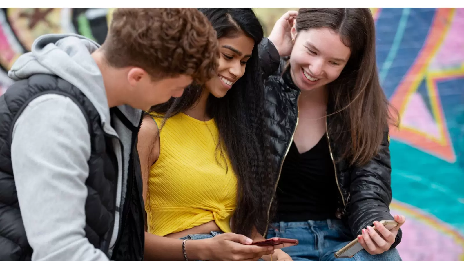 Jovens conversando e mexendo no celular