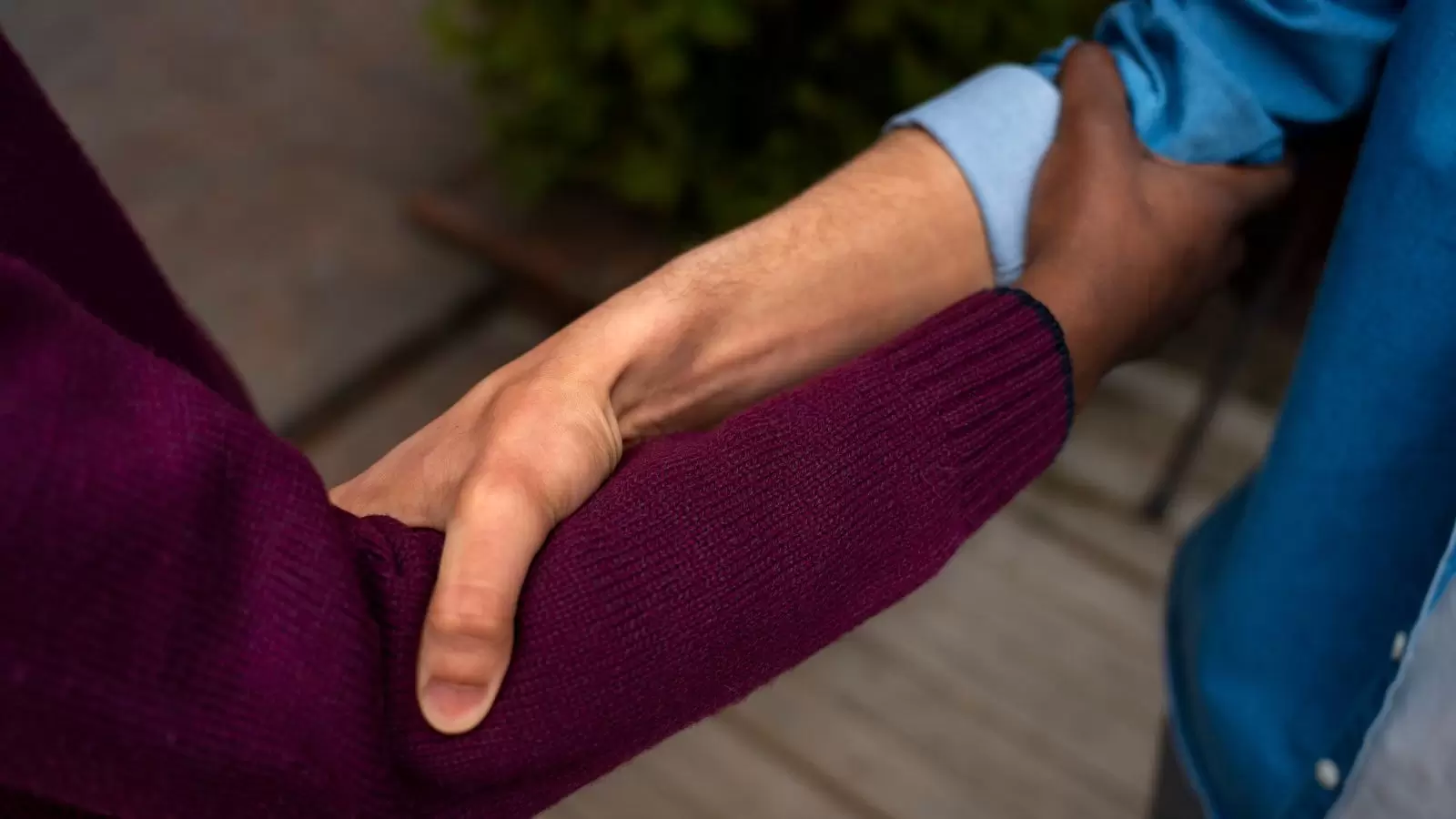 Mãos dadas umas às outras para apoio