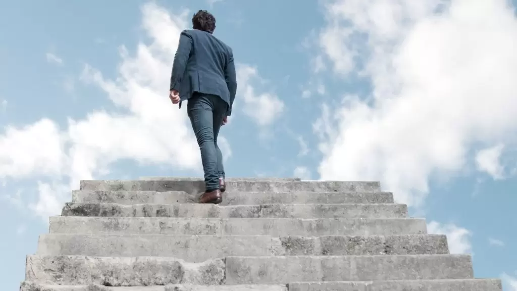 Homem subir escadas para o c&eacute;u