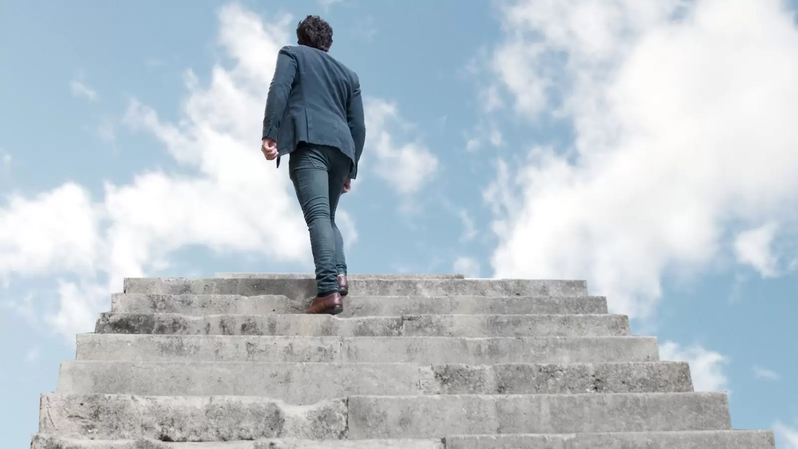 Homem subir escadas para o céu