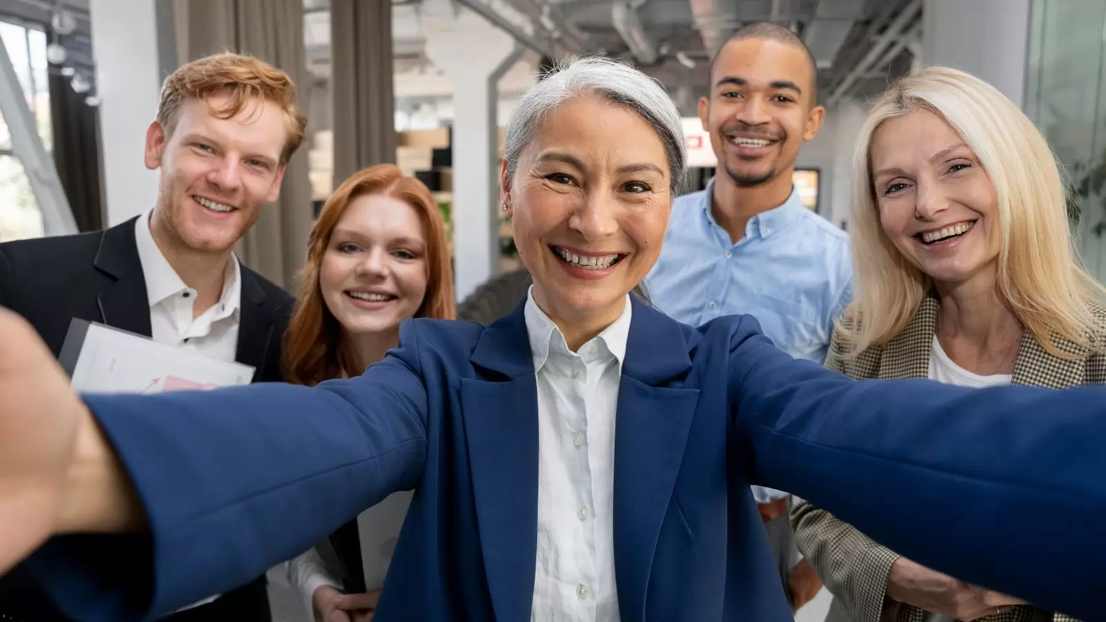 Funcionários no trabalho tirando selfie