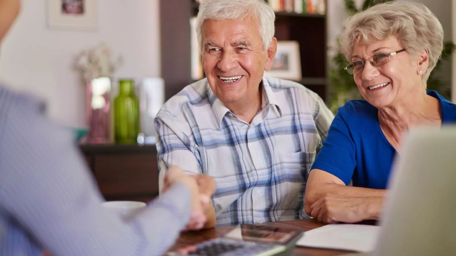 Casal de idosos declarando Imposto de Renda