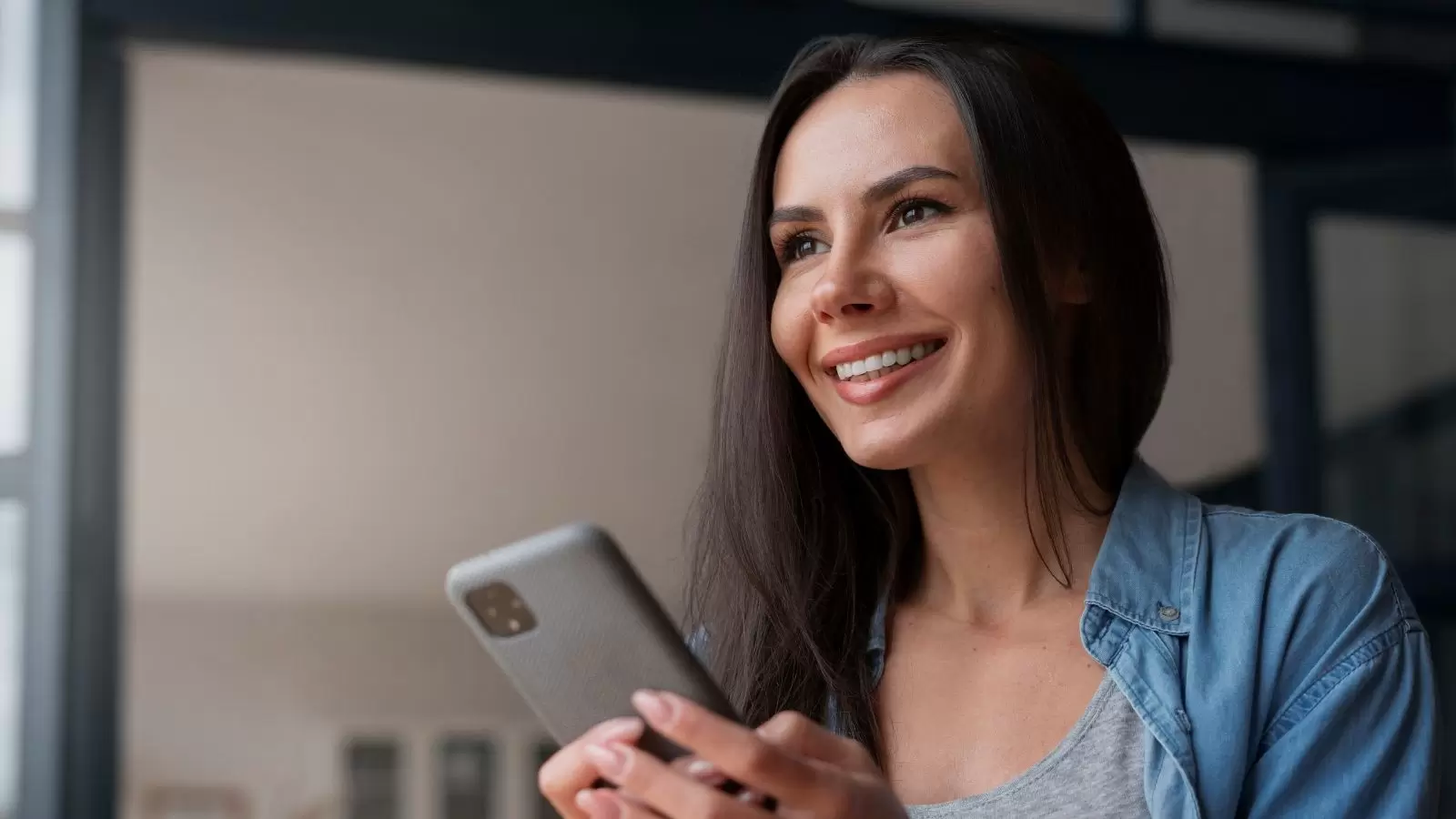 mulher feliz mexendo no celular