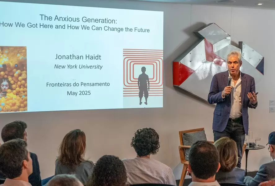 o psic&oacute;logo Jonathan Haidt fala a convidados em evento em S&atilde;o Paulo