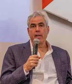 o psic&oacute;logo Jonathan Haidt fala a convidados em evento em S&atilde;o Paulo