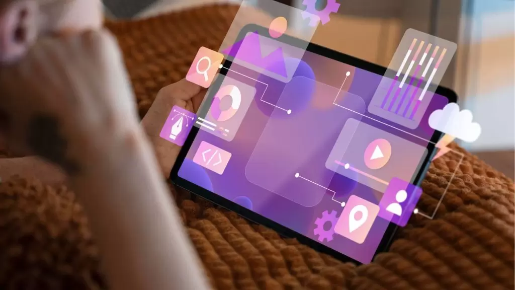 Mulher mexendo em tablet