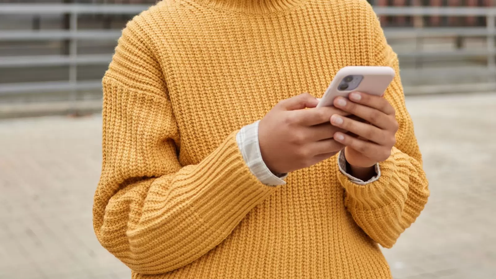 Mulher segurando iPhone