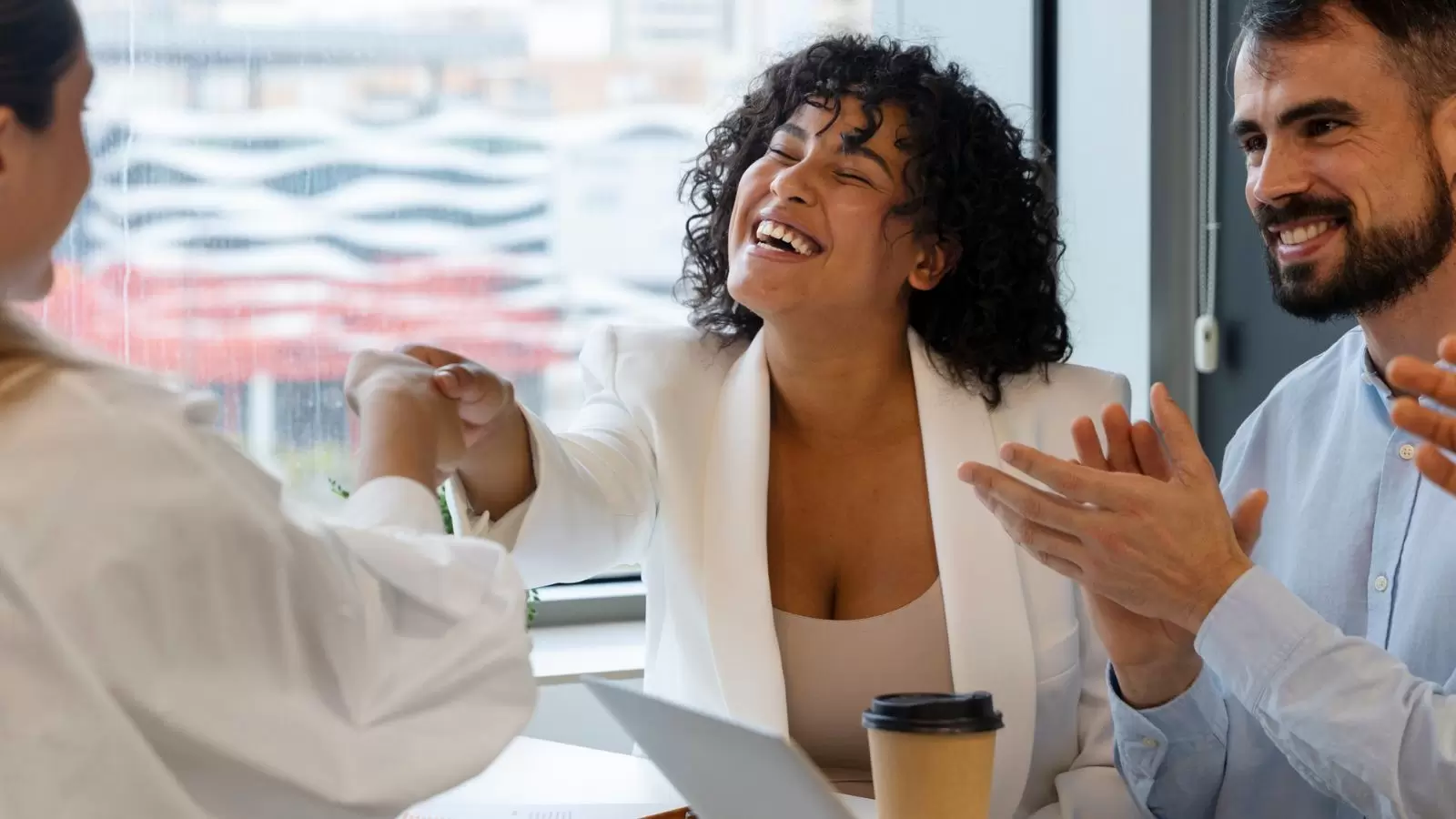 Colegas de trabalho conversando
