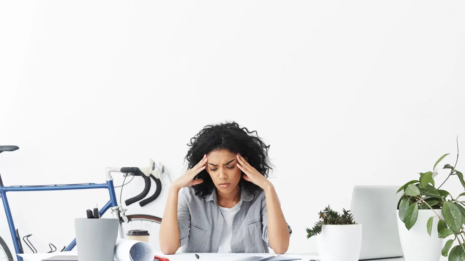 Mulher negra estressada no trabalho