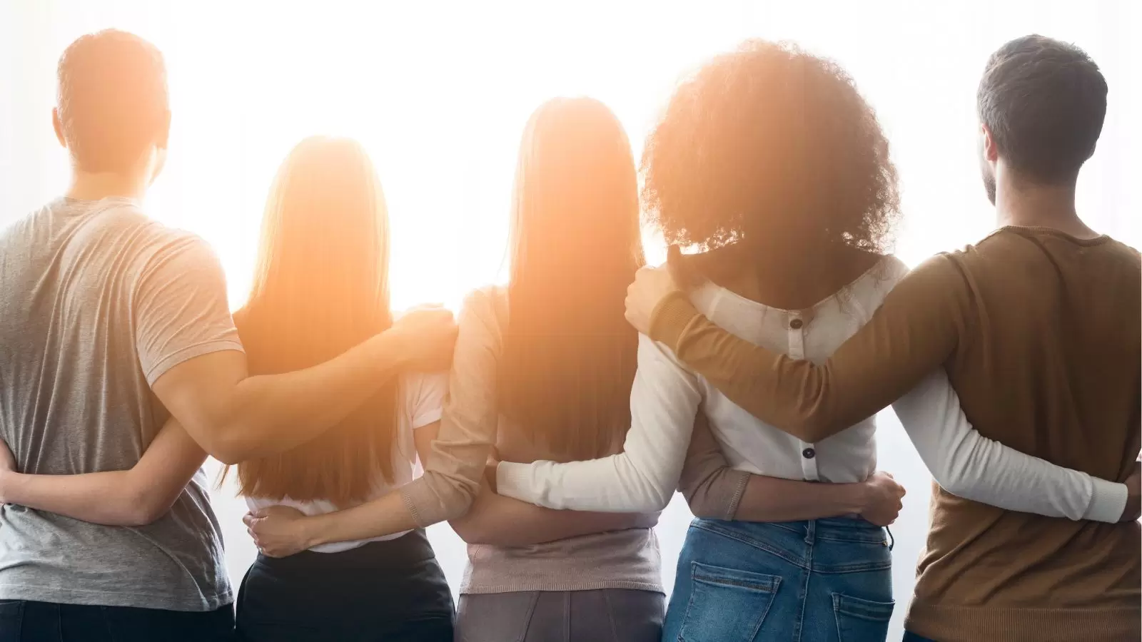 Grupos de amigos se abraçando