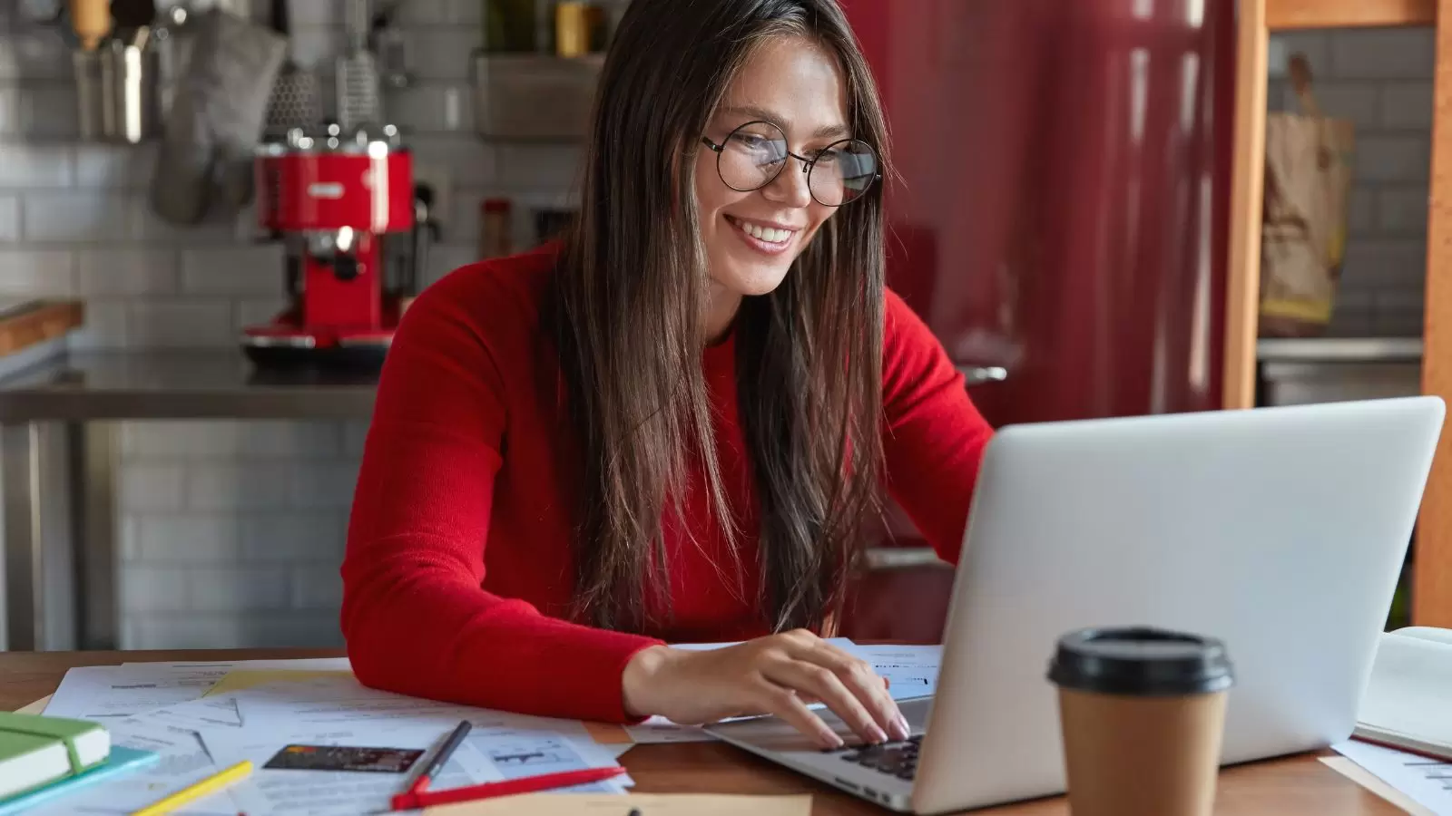 mulher feliz trabalhando no computador