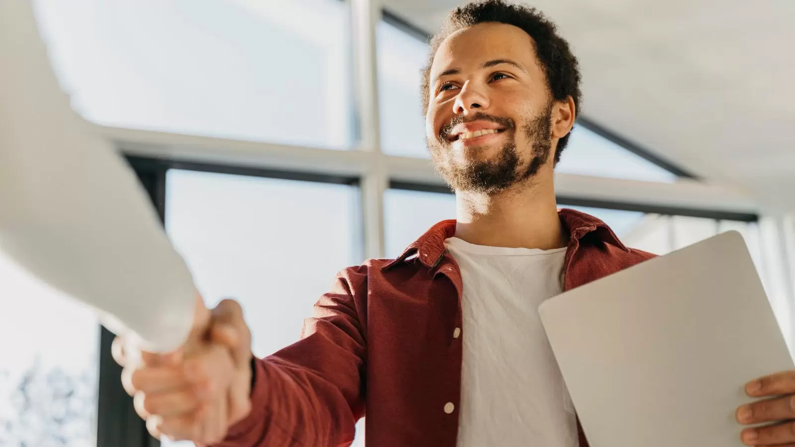 pessoa apertando a mão de outra pessoa