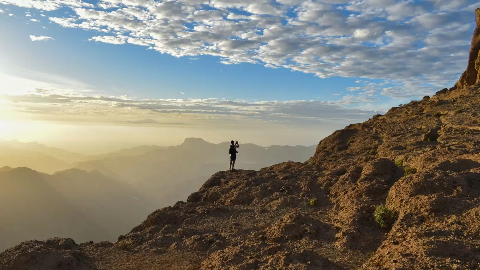 Turista no topo de uma montanha