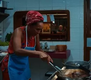 Cena da novela novela Vale Tudo em que Raquel est&aacute; cozinhando