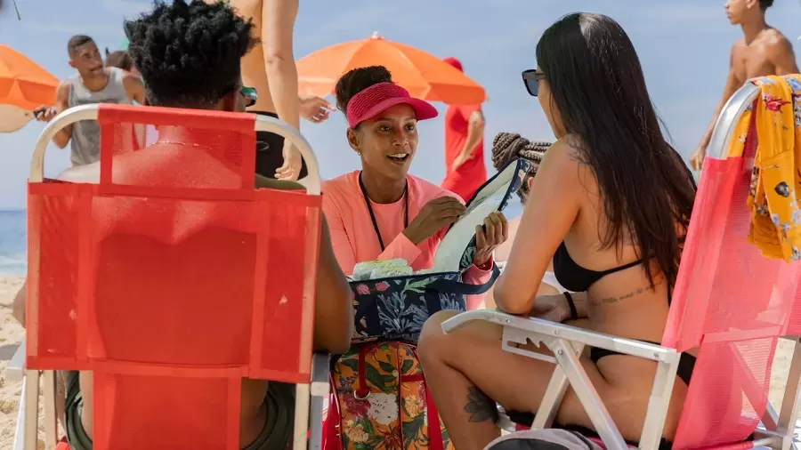 Cena da novela novela Vale Tudo em que Raquel vende sandu&iacute;ches na praia