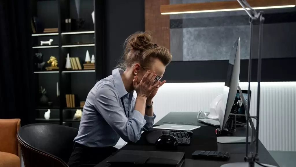 Mulher chorando no trabalho