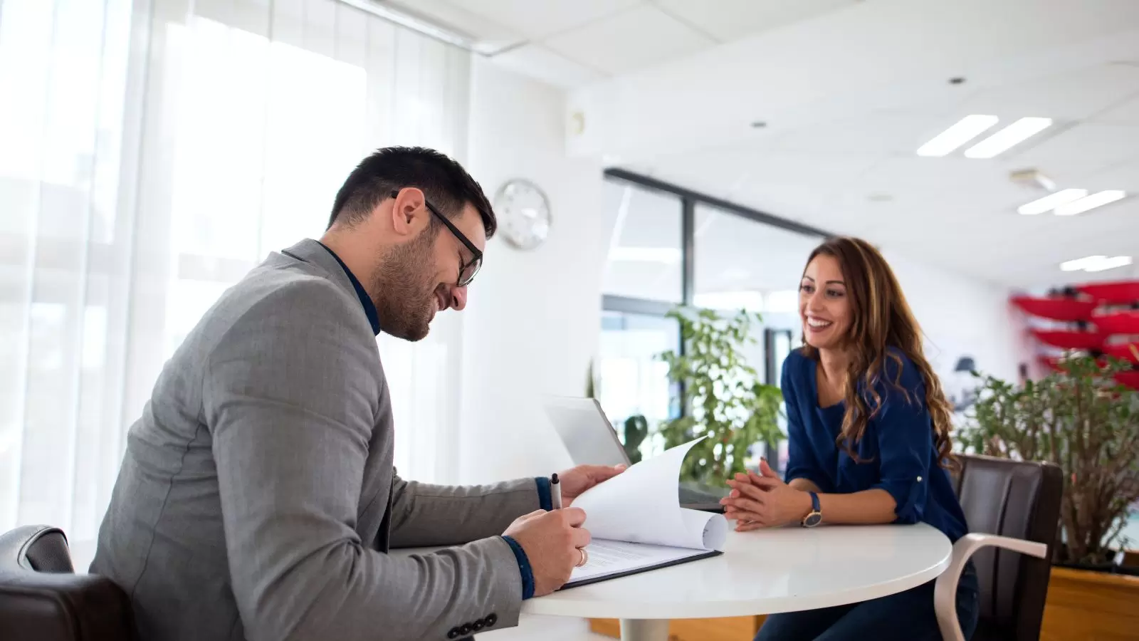 Recrutador e entrevistado conversando
