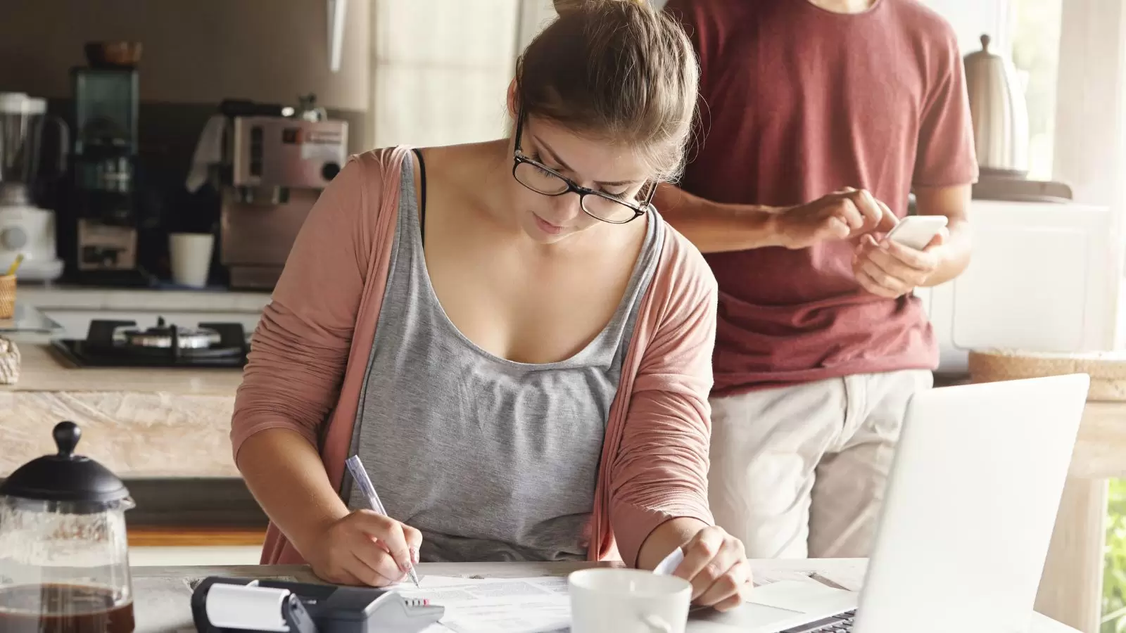 Casal branco calculando renda da casa